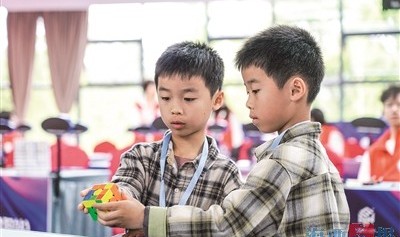 kaiyun-同安7岁双胞胎双双破纪录|三阶魔方|魔方|冠亚军|建阳|赛场_新浪体育_新浪新闻