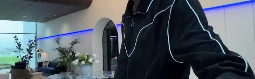 开云在线-情绪价值拉满！非洲杯冠军萨尔回热刺 里沙利松拿他的奖牌亲一口